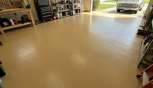 Domowy warsztat z wyposażeniem i łatwą w utrzymaniu podłogą w kolorze beżowym RAL 1011.