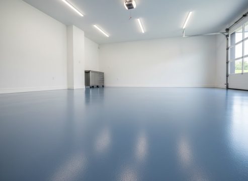 Przestronne pomieszczenie techniczne z gładką podłogą w kolorze odległym niebieskim RAL 5023.